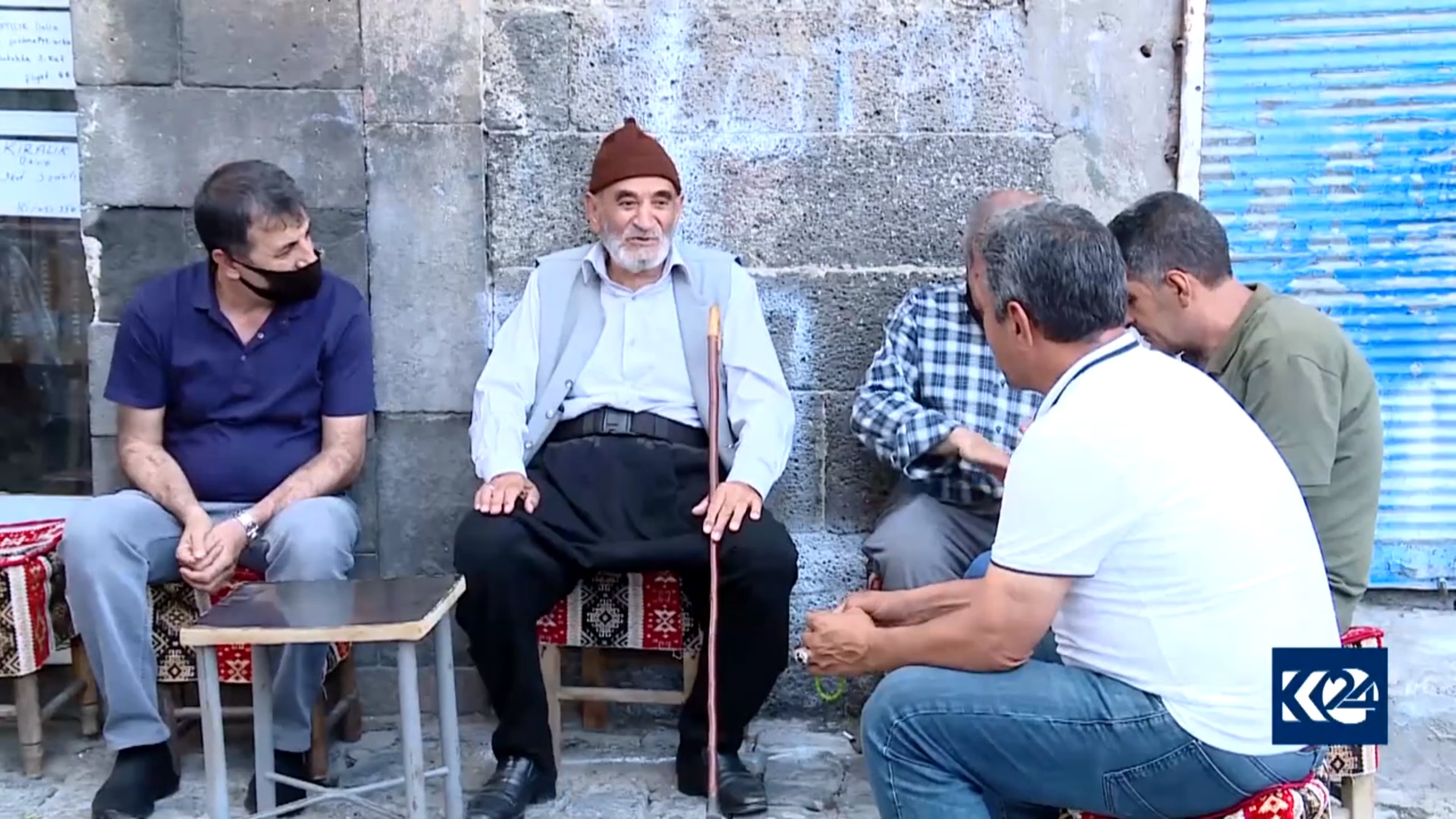 على أسوار ديار بكر التاريخية.. محمد تيركي يغني التراث الكوردي منذ 70 عاما